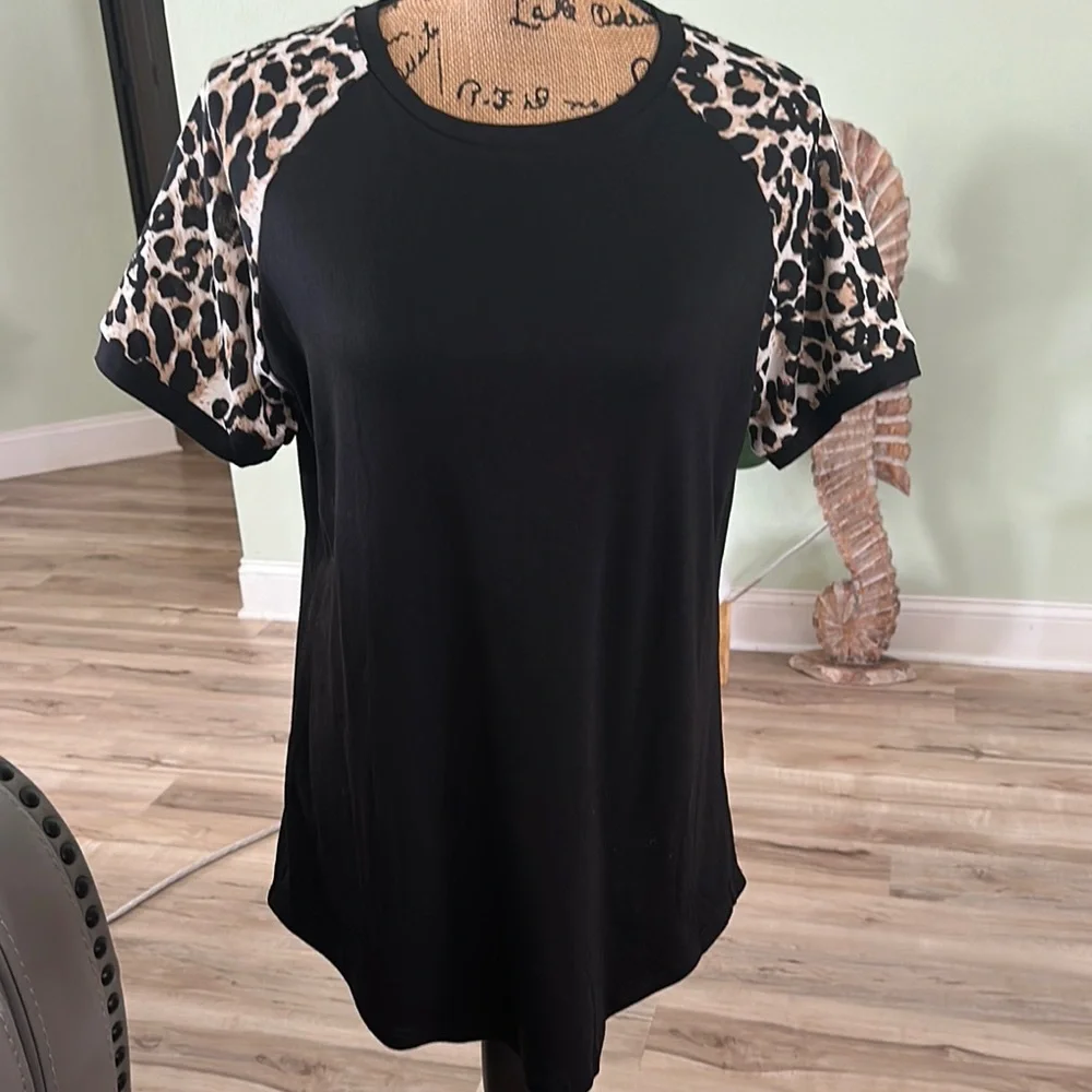Stylish Black Top with Leopard Print Sleeves - Picture 1 of 4